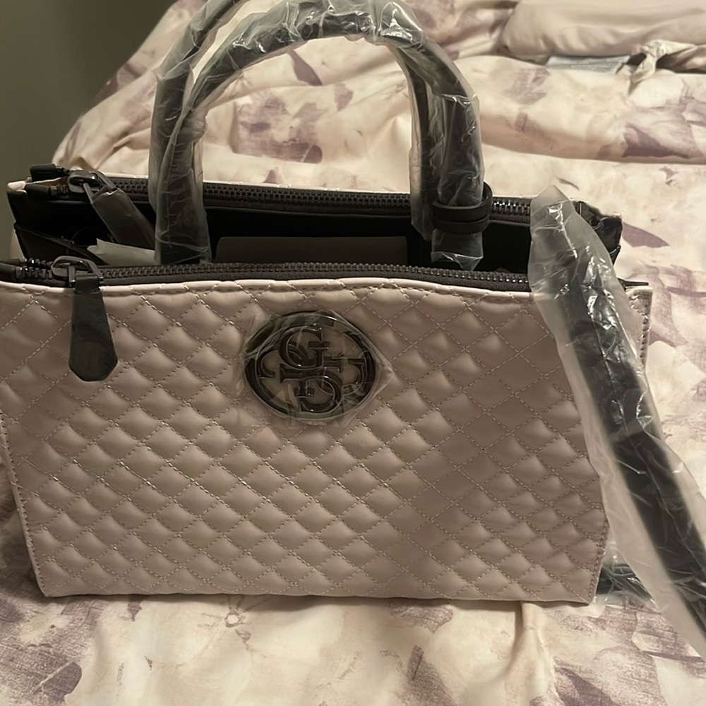 BRAND NEW GUESS PURSE